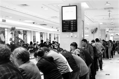 4月13日，菜百公司金饰降价，引得众多消费者前来购买。菜百供图