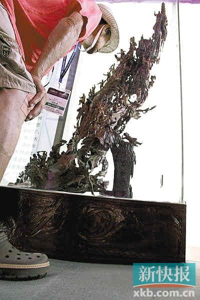 叫价高达1280万元的海南黄花梨木雕《中国功夫》。（来自南海网）