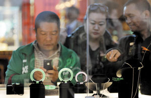 昆明国际珠宝展展出的珠宝玉石。 记者周密摄