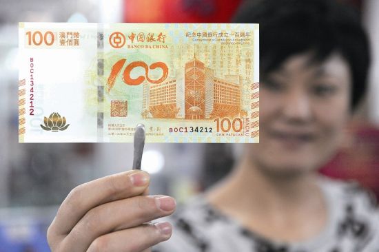 3月15日，乌市金都收藏品市场的金边女士向记者展示她销售的“荷花钞”，据她介绍，目前这一张百元的“荷花钞”售价是一千多元。 晨报记者 钱铤摄