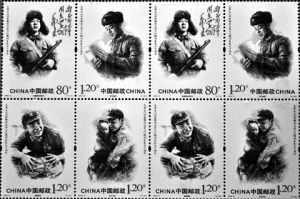 一九七八年三月五日，我国发行了首套纪念雷锋同志的专题邮票——“J26”《向雷锋同志学习》。这套邮票一套三枚，右图为第一枚。