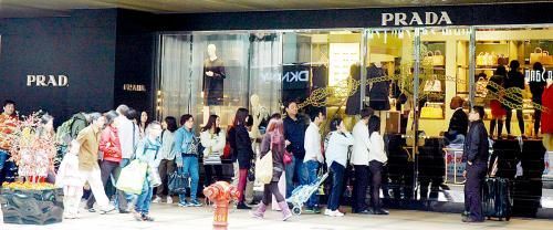 　今年2月3日，香港一家奢侈品门店外出现排队等候的情景。