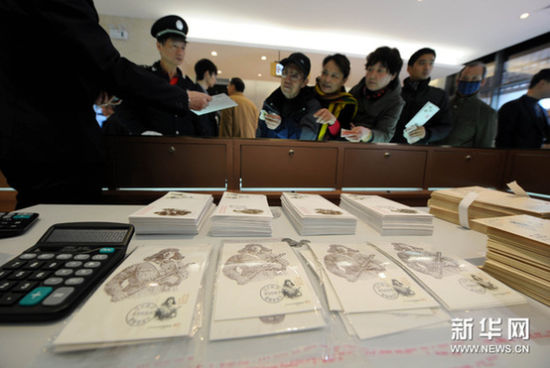 3月5日，市民们在南京邮政综合楼排队购买《毛泽东“向雷锋同志学习”题词发表五十周年》纪念邮票、首日封等邮品。新华网图片 孙参 摄