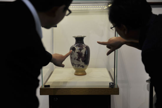 5月13日，参观者在欣赏展出的钧瓷作品。