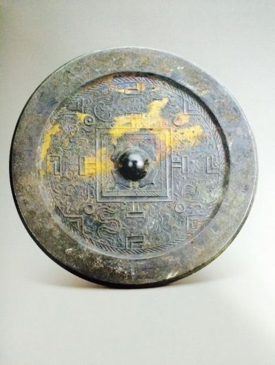 扬州东风砖瓦厂一古墓中出土的新莽西王母羽人博局纹镜