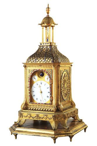 18～19世纪鎏金塔式钟   通高68厘米，宽36厘米，厚36厘米。此钟为18世纪末19世纪初英国制造，钟内机芯背板上刻有繁复的花卉图案及花体“Robt Philp”“London”字样。