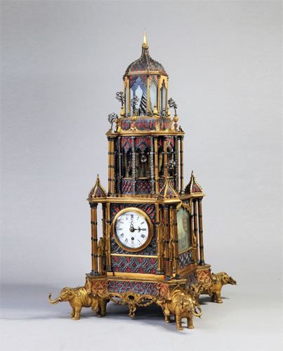 18世纪鎏金塔式钟    　　通高65厘米，宽32厘米，厚30厘米。此钟为英国制造，表盘上部写有花体“Geo.Pyke”，下部为花体“London”(伦敦)字样。