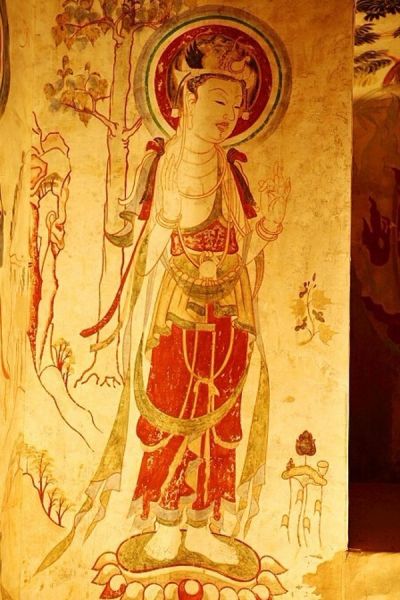  敦煌壁画的艺术风格，集中了中国传统艺术的制作手法和风格特征。就形式风格而言，它是线描造型、装饰性构图、工笔重彩、以形写神等几个方面有机结合的产物。