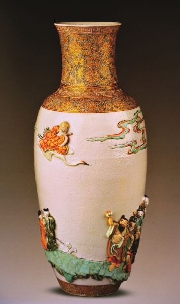五彩贴塑八仙祝寿图瓶 清康熙 高45.1厘米 直径19.4厘米 乔治·素廷遗赠