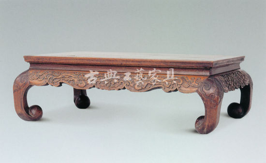 图8 黄花梨雕螭龙纹炕桌(北京故宫博物院藏)