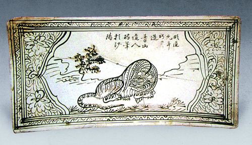 图9 河北省博物馆藏金代白地黑绘 童子钓鱼椭圆形画枕