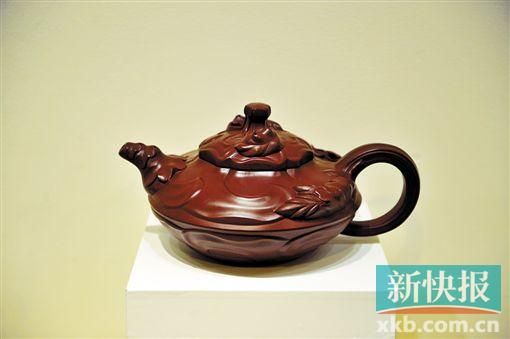 台北历史博物馆内的宜兴紫砂壶作品“大风卷葵壶”。新华社发