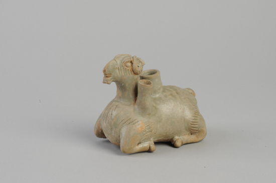 图1 1972年安徽省宣城出土的青瓷羊（安徽博物院藏）