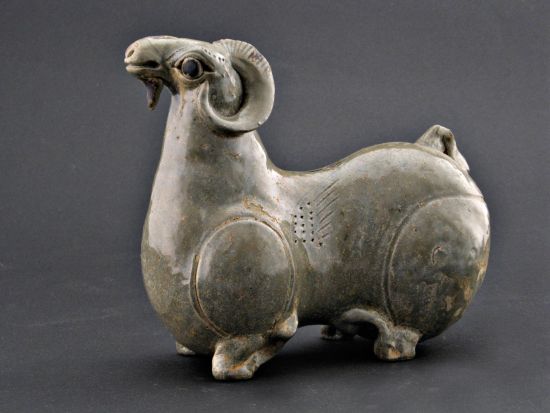 图2--1986年安徽省宣城市出土的青瓷羊（宣城市博物馆藏，完整的一件）
