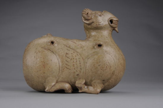 图6 安徽省芜湖市出土的青瓷羊（芜湖市博物馆藏）