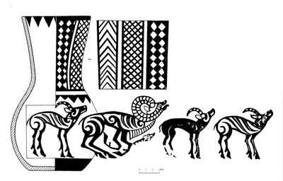 这件五羊纹彩陶瓶颈部分由菱形、三角形几何图案构成，瓶身部分是以一只跪卧状的盘羊、一只小羊、三只站立的大羊构成。