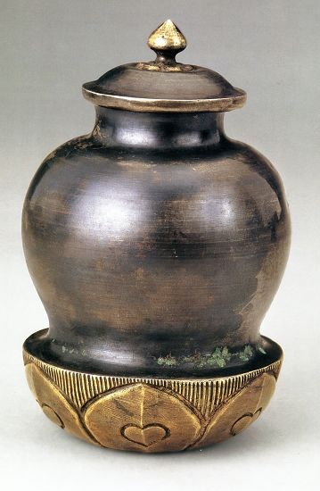 何家村出土仰莲瓣座银罐，现藏陕西历史博物馆