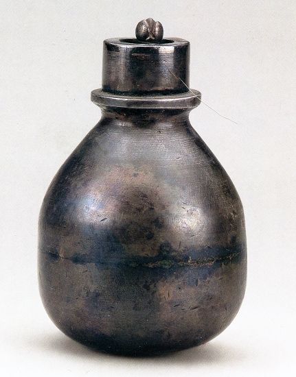何家村出土银石榴罐，现藏陕西历史博物馆