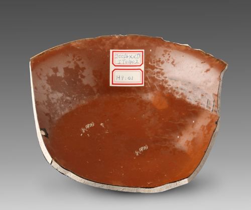 宋代当阳峪窑酱釉盘残片 从中可以看出器物从口部向下由薄渐厚， 形成上轻下重的合理支撑