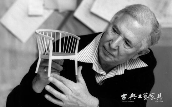 汉斯·瓦格纳与他设计的“中国椅”模型（图片提供：家生几事）