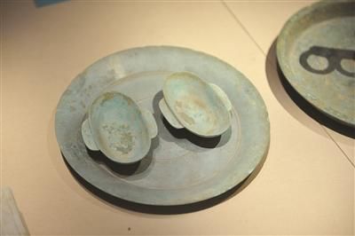六朝博物馆中的青铜耳杯。 扬子晚报记者 刘浏 摄