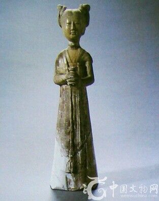 黄釉陶双髻捧唾盂侍女俑唐代高30厘米 洛阳出土，河南博物院旧藏。