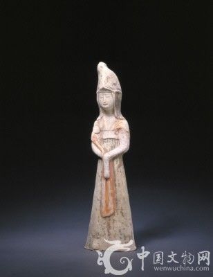陶彩绘女俑，唐，高30.5cm，宽8.5cm。