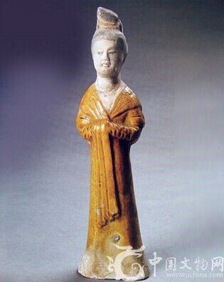 黄釉陶女俑，唐代，高24厘米，河南博物院征集。