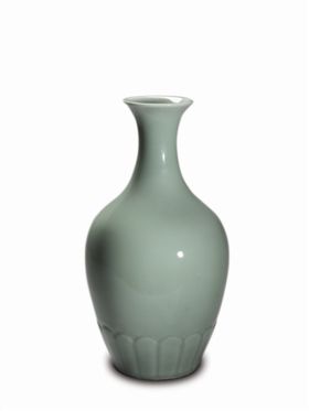 清雍正冬青釉瓷菊瓣纹瓶