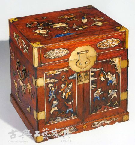 图11 清早期 黄花梨官皮箱，雕有石榴图、百子图