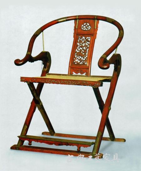 图6 清早期 黄花梨交椅，雕有麒麟葫芦纹(上海博物馆藏)
