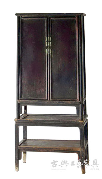 图9 清早期 榉木广漆带座圆角柜