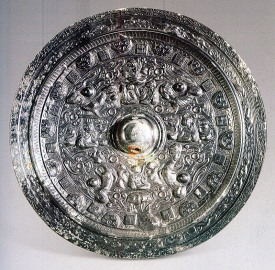 图5、东汉半圆方枚神人神兽镜，上海博物馆藏
