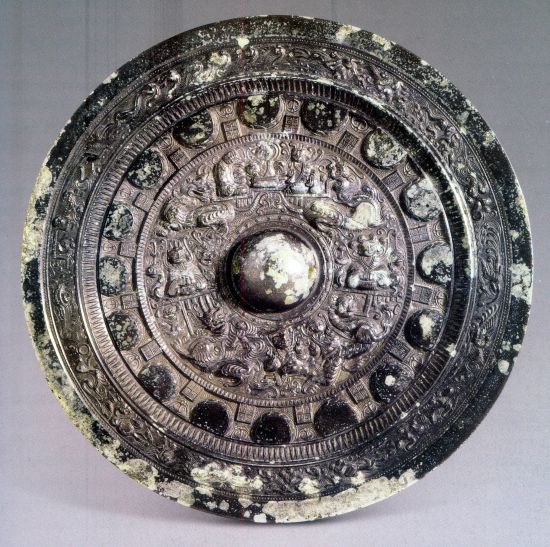 图4、东汉半圆方枚“三段式”神人神兽镜，上海博物馆藏