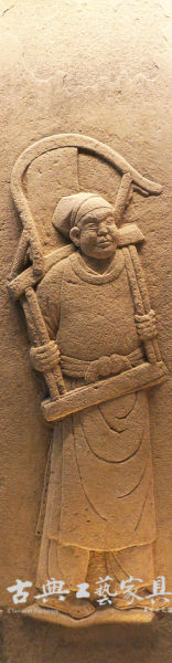 北宋赵翁墓画像石中肩背交椅的男仆