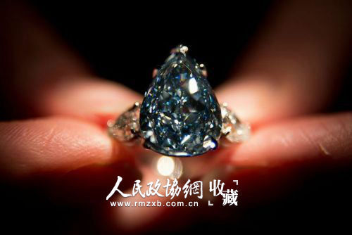 一枚重13.22克拉的蓝钻在日内瓦克里斯蒂拍卖行拍出2379万美元天价。
