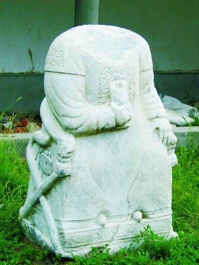 内蒙古正蓝旗羊群庙遗址出土的石雕像