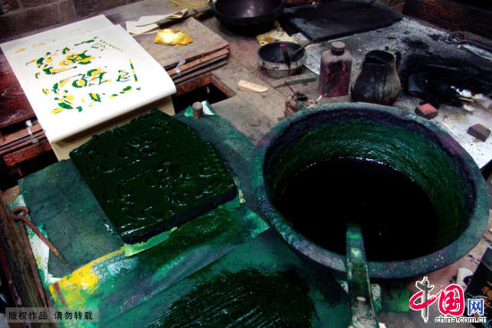 2006年6月滩头年画列为首批国家级非物质文化遗产项目。滩头镇年画作坊里的颜料及工具。中国网图片库吕建设