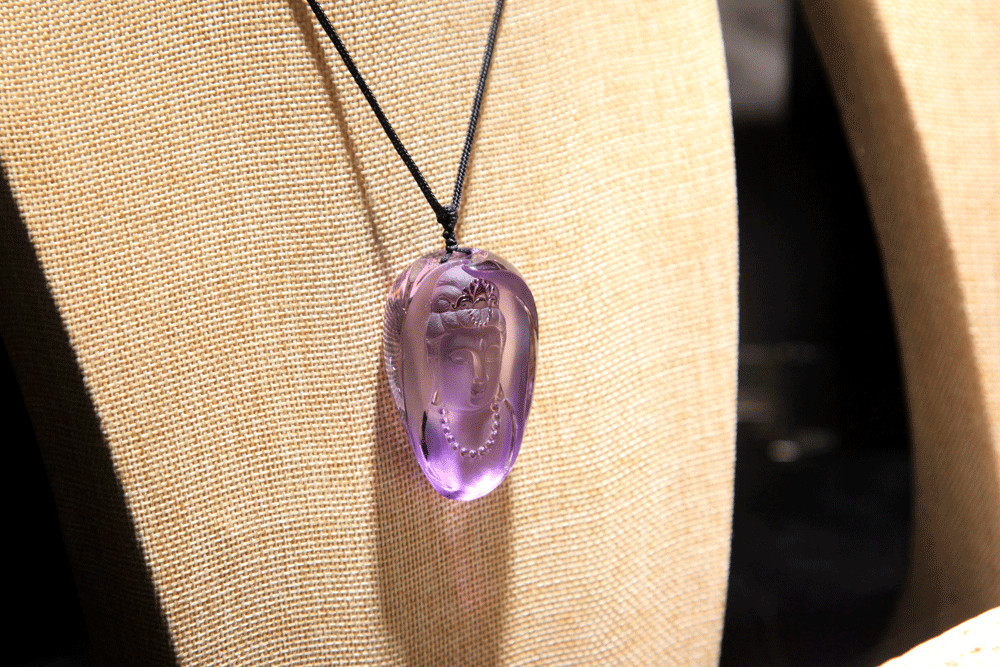二月 紫水晶：诚实、平和
