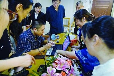 南京工艺美术大师方韦和消费者零距离互动，鉴赏珠宝。