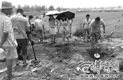 昨日中午，西安市丰产路中官亭村附近，一些村民带来了金属探测仪寻找铜钱 本组图片由华商报记者 张喆 摄 
