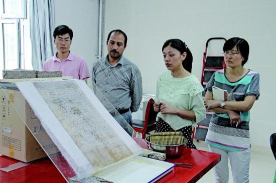 7月30日，南京博物院纸质文物保护专家陈潇俐(右二)正在指导包括自治区博物馆以及吐鲁番、巴州、阿克苏、和田等地州文物局、博物馆的12名学员进行纸质文物保护修复。图/天山网王涛