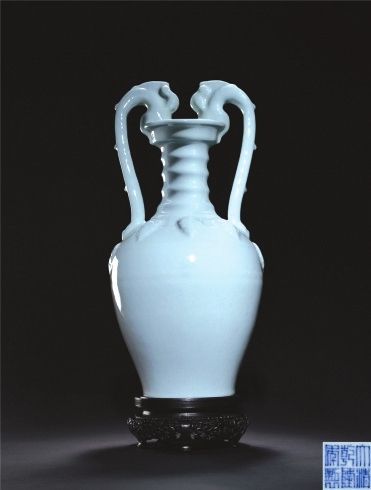 清乾隆豆青釉浮雕瑞蝠双鱼「百寿」图如意耳瓶以8860万港元成交。