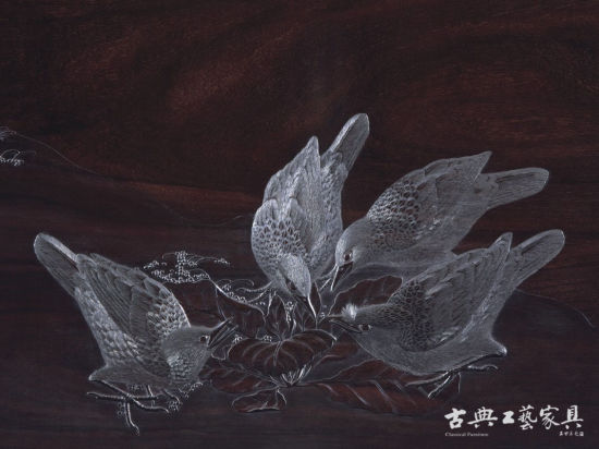 永琦紫檀雕刻作品《五鸟啄食图》局部