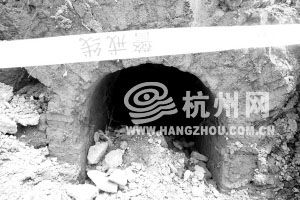 发现鸡首壶的洞口所在位置，可能是南朝时期的墓葬。 记者 许康平 摄