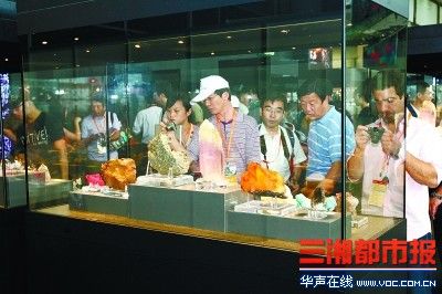 首届中国(长沙)国际矿物宝石博览会上，观展市民用相机记录各种美丽矿石。(资料图片)记者 赵持 摄
