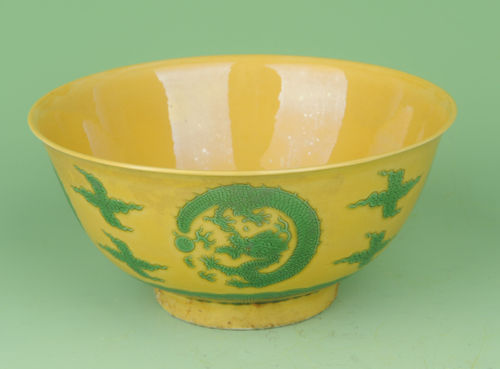 清乾隆黄地绿彩云龙纹瓷碗