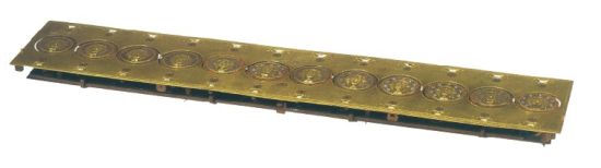 铜镀金十二位盘式手摇计算机 清·康熙/长56厘米 宽13.9厘米 高4.5厘米