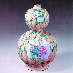 北京故宫博物院藏清乾隆画珐琅花蝶纹葫芦式瓶