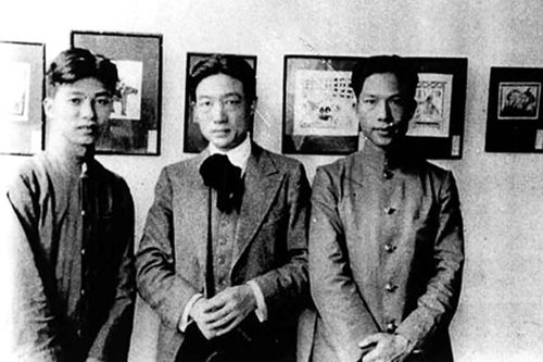 1935年徐悲鸿在广州参观木刻三人展（赖少其、陈仲纲、潘业)，与在展场的赖少其、伍千里合影